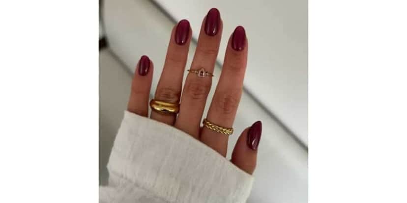 Esmalte vermelho cereja (Foto: Reprodução / @allnailss._) Esmalte vermelho cereja (Foto: Reprodução / @allnailss._)