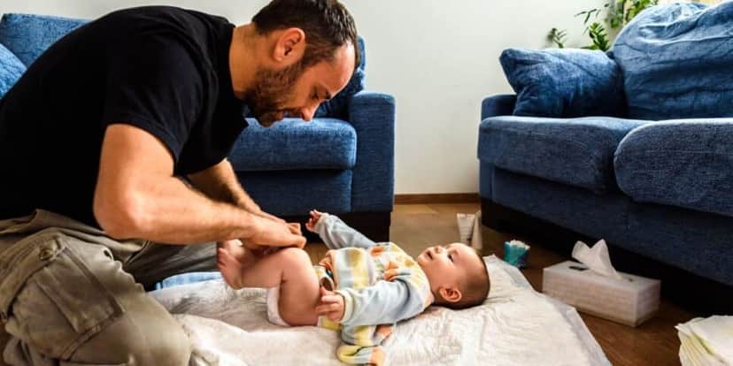 Homem trocando bebê (Foto: Canva) Homem trocando bebê (Foto: Canva)