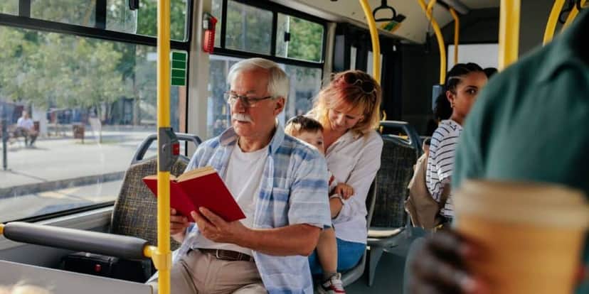 Idoso em ônibus (Foto: Canva) Idoso em ônibus (Foto: Canva)