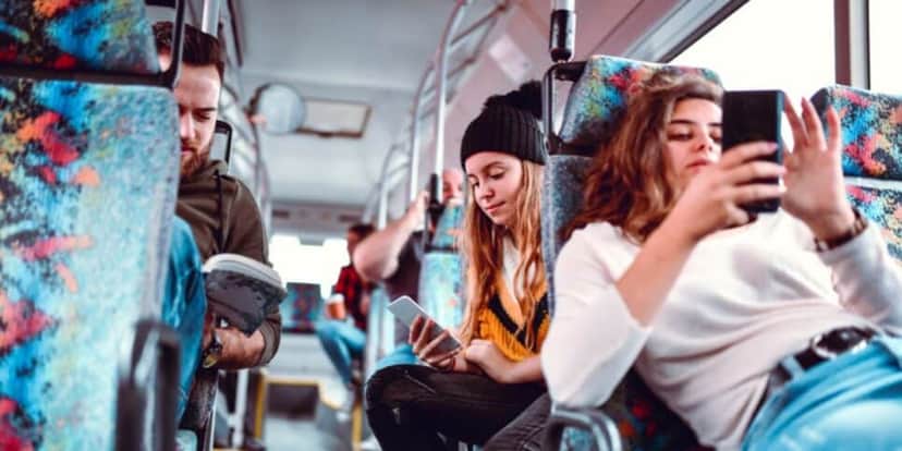 Ilustração alunos em ônibus (Foto: Canva) Ilustração alunos em ônibus (Foto: Canva)