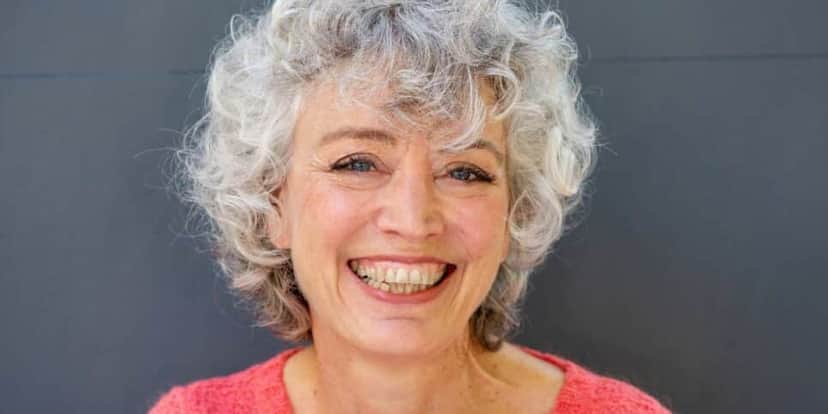 Mulher com o cabelo grisalho (Foto: Canva) Mulher com o cabelo grisalho (Foto: Canva)