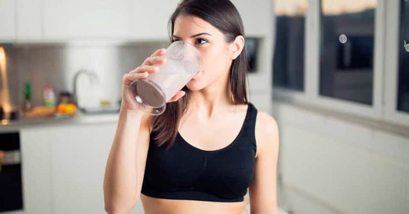 Mulher tomando proteína (Foto: Reprodução)