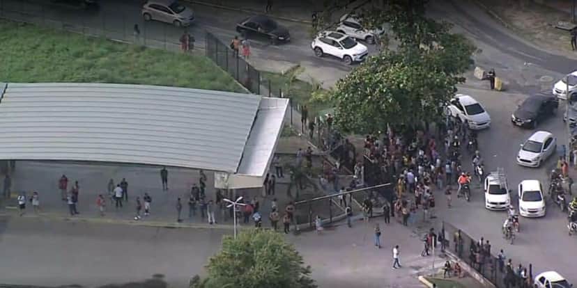 Pessoas em terminal (Foto: Reprodução / Globo) Pessoas em terminal (Foto: Reprodução / Globo)