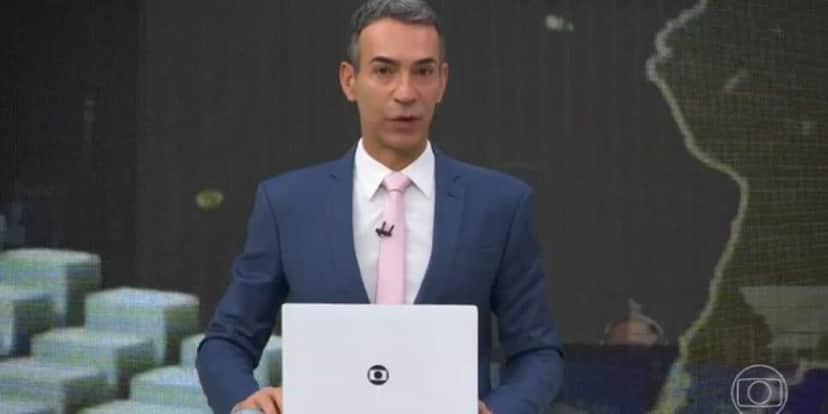 César Tralli comanda o Jornal Hoje todas as tardes (Reprodução: Globo) César Tralli comanda o Jornal Hoje todas as tardes (Reprodução: Globo)