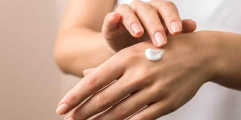 Passar creme nas mãos e unhas (Reprodução: Canva) Passar creme nas mãos e unhas (Reprodução: Canva)