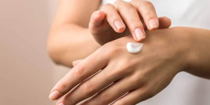 Passar creme nas mãos e unhas (Reprodução: Canva) Passar creme nas mãos e unhas (Reprodução: Canva)