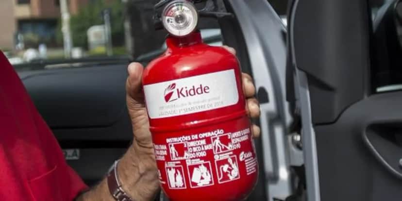 Projeto de Lei visa trazer de volta a obrigação em ter extintor de incêndio em carros de passeio e utilitários (Foto: Reprodução/ Internet) Projeto de Lei visa trazer de volta a obrigação em ter extintor de incêndio em carros de passeio e utilitários (Foto: Reprodução/ Internet)