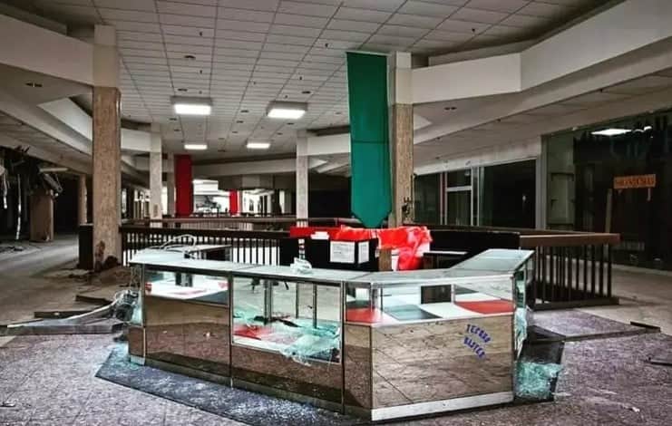 Um dos shoppings que decretou falência em país (Foto: Reprodução / Instagram / @abandoned_america) Um dos shoppings que decretou falência em país (Foto: Reprodução / Instagram / @abandoned_america)