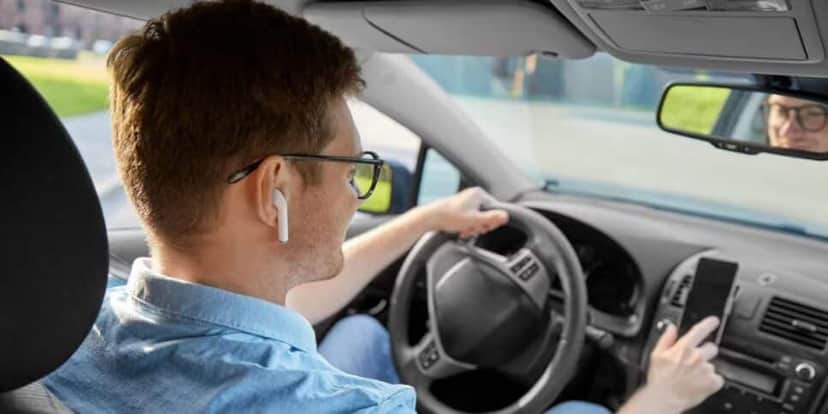 Usar fones de ouvido pode render multas (Reprodução: Internet) Usar fones de ouvido pode render multas (Reprodução: Internet)