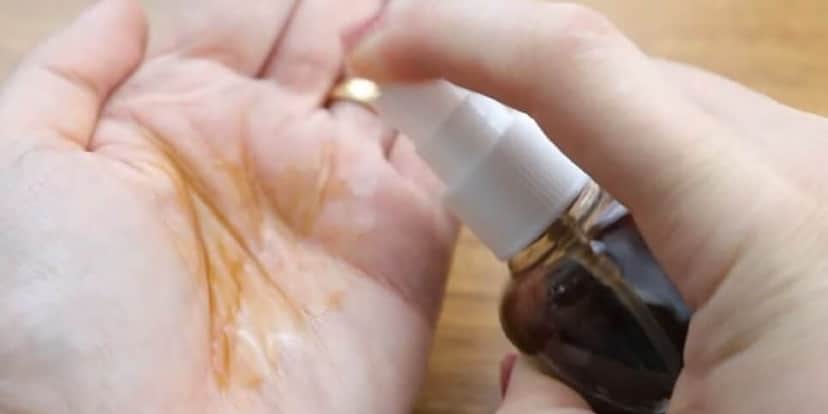 Coloque em um frasco de spray para facilitar a aplicação (Reprodução: Youtube) Coloque em um frasco de spray para facilitar a aplicação (Reprodução: Youtube)