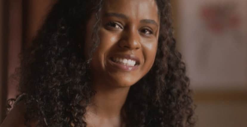 Rindo de nervoso: Beatriz se une à Bia forçosamente diante de pedido inusitado (Foto: Reprodução/ TV Globo)