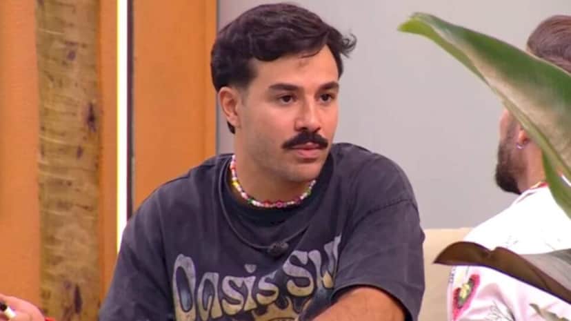Mateus Pires é assumidamente gay (Foto: Reprodução Globoplay) Mateus Pires é assumidamente gay (Foto: Reprodução Globoplay)