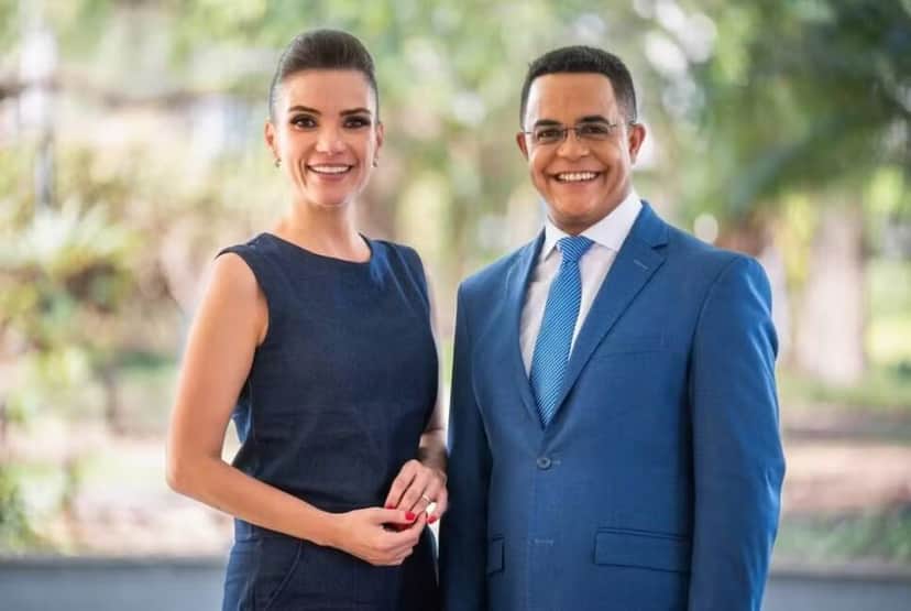 Os jornalistas Sabina Simonato e Marcelo Pereira, apresentadores do 'Bom Dia Sábado' — Foto: TV Globo Os jornalistas Sabina Simonato e Marcelo Pereira, apresentadores do 'Bom Dia Sábado' — Foto: TV Globo