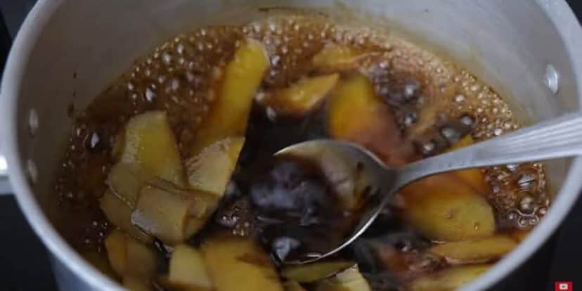 Deixe a batata ferver e adicione o café (Reprodução: Youtube) Deixe a batata ferver e adicione o café (Reprodução: Youtube)