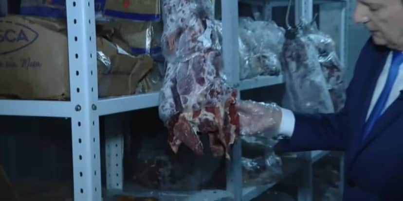 Carne imprópria para o consumo (Foto: Reprodução / YouTube) Carne imprópria para o consumo (Foto: Reprodução / YouTube)