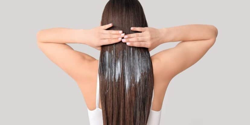 Mulher com óleo no cabelo (Foto: Canva) Mulher com óleo no cabelo (Foto: Canva)