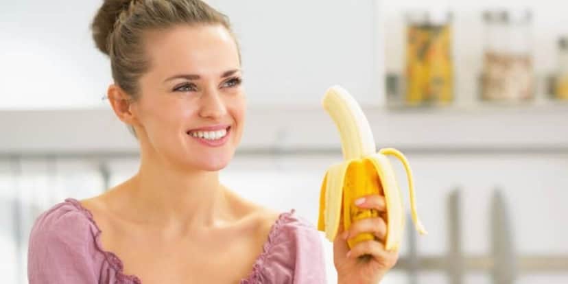 Mulher comendo banana (Foto: Canva) Mulher comendo banana (Foto: Canva)