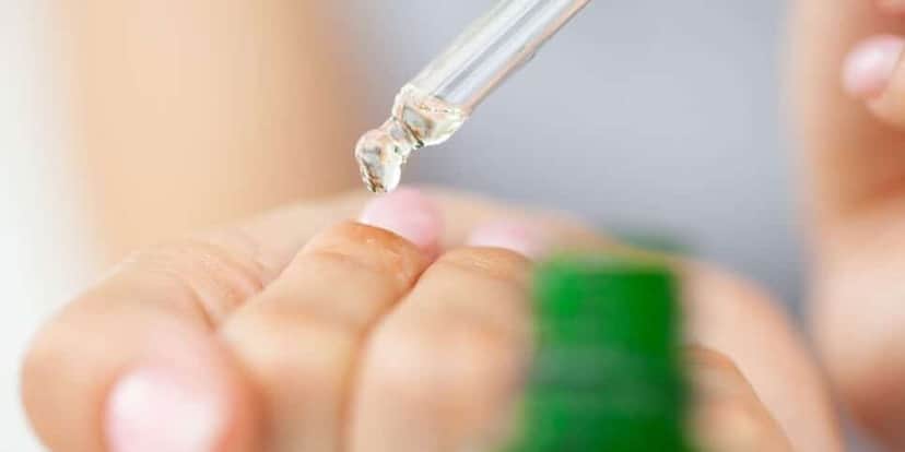 Mulher hidratando unhas (Foto: Canva) Mulher hidratando unhas (Foto: Canva)
