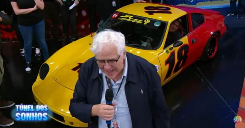 Ratinho faz surpresa para diretor do programa do SBT (Foto: Reprodução)