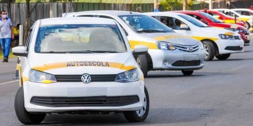 Autoescola ensina os novos motoristas o básico para dirigir (Reprodução: Internet) Autoescola ensina os novos motoristas o básico para dirigir (Reprodução: Internet)