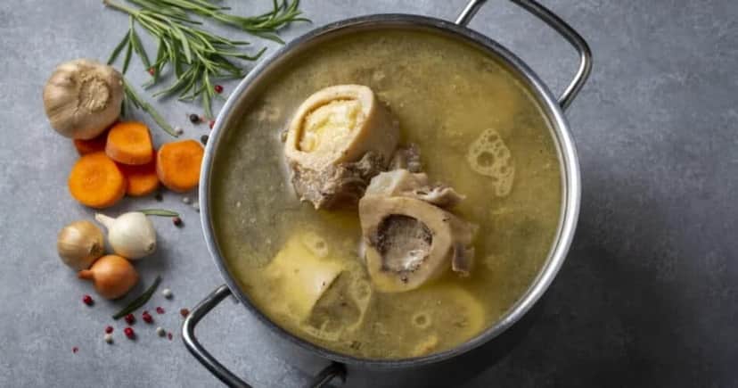 Caldo de ossos pode ajudar no colágeno (Foto: Getty Images) Caldo de ossos pode ajudar no colágeno (Foto: Getty Images)