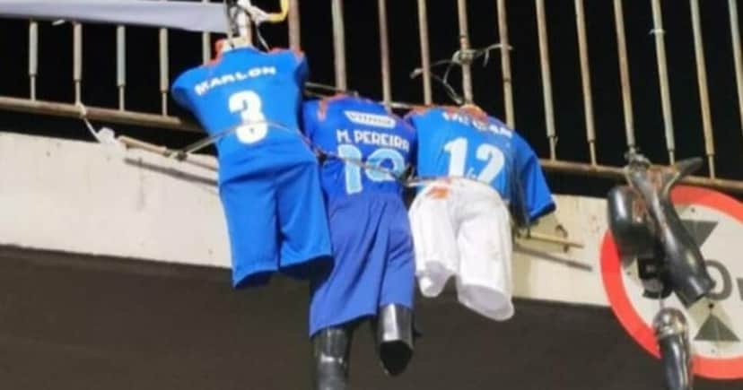 Torcida exige demissão de três craques (Foto: Reprodução) Torcida exige demissão de três craques (Foto: Reprodução)