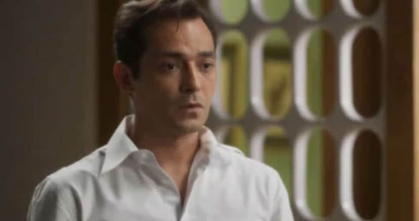 Alfredo Honório em desespero após caso extraconjugal afetar a TV Ondas do Mar (Foto: Reprodução/ TV Globo) Alfredo Honório em desespero após caso extraconjugal afetar a TV Ondas do Mar (Foto: Reprodução/ TV Globo)