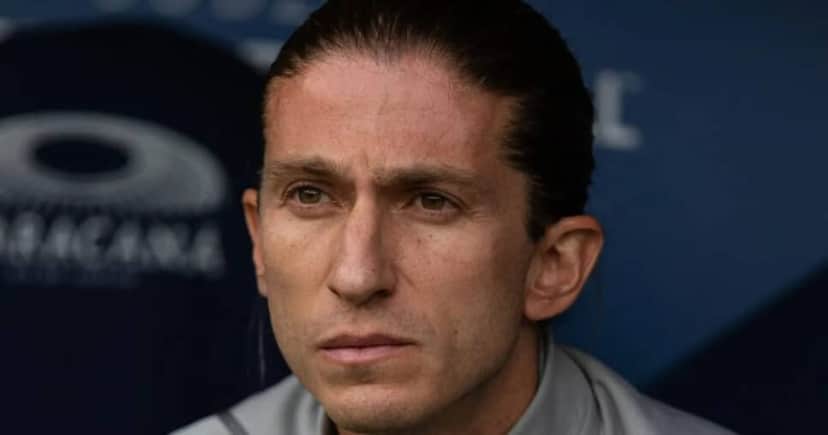 Alex Sandro, Viña e +3: Filipe Luís sofre debandada no Flamengo (Foto: Ruano Carneiro/Getty Images) Alex Sandro, Viña e +3: Filipe Luís sofre debandada no Flamengo (Foto: Ruano Carneiro/Getty Images)