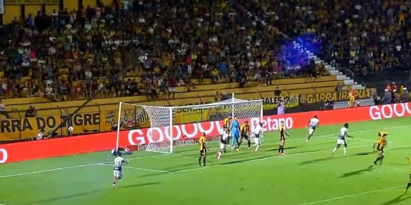 Exato momento do gol de Alex Santana (Reprodução: Globo) Exato momento do gol de Alex Santana (Reprodução: Globo)