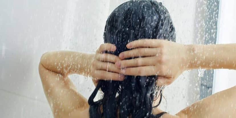 Lave o cabelo com água fria ou morna e a cada 2 ou 3 dias (Reprodução: Canva) Lave o cabelo com água fria ou morna e a cada 2 ou 3 dias (Reprodução: Canva)