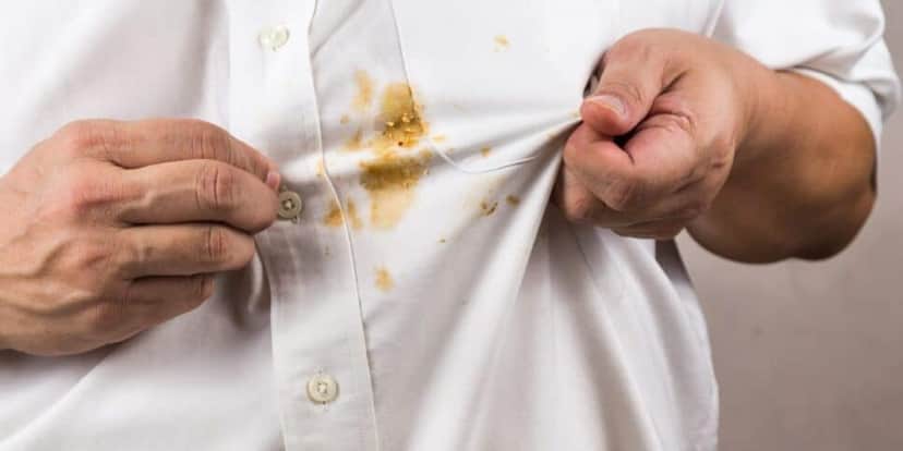 Manchas em roupas brancas demoram mais para sair (Reprodução: Canva) Manchas em roupas brancas demoram mais para sair (Reprodução: Canva)