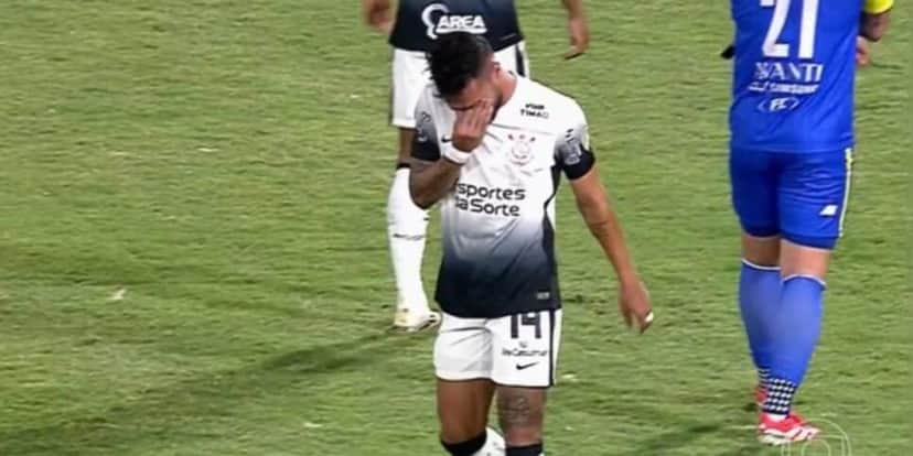 Raniele saiu chorando do gramado (Reprodução: Globo) Raniele saiu chorando do gramado (Reprodução: Globo)