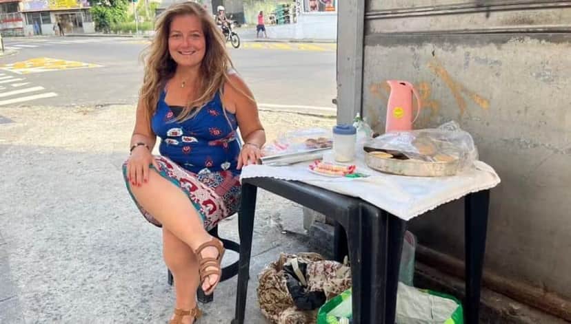 Regininha Poltergeist ganha R$ 200 ao dia vendendo empadinhas (Foto: Reprodução/ Extra) Regininha Poltergeist ganha R$ 200 ao dia vendendo empadinhas (Foto: Reprodução/ Extra)
