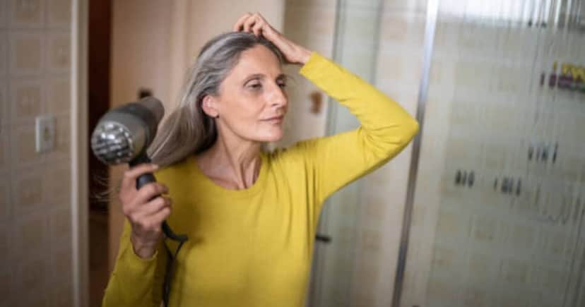 Mulher grisalha secando o cabelo (Foto: iStock) Mulher grisalha secando o cabelo (Foto: iStock)
