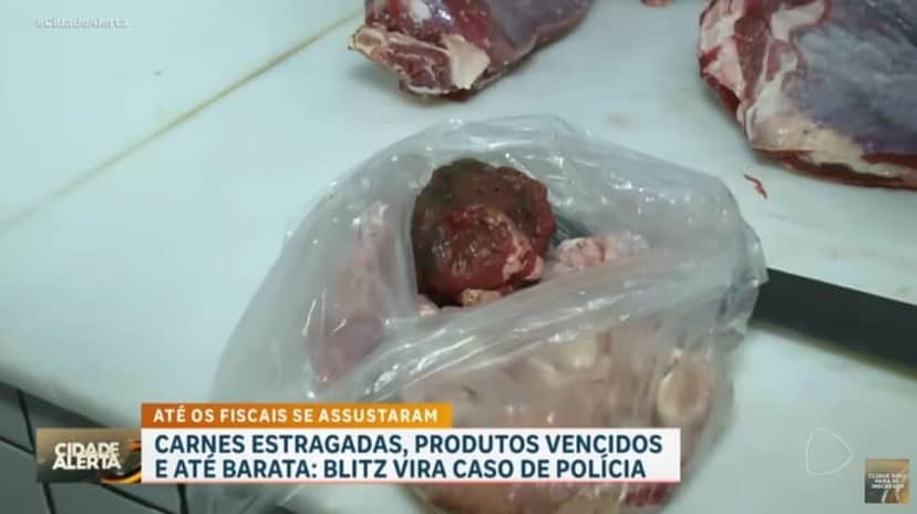 Carnes estragadas junto de carnes sadias (Foto Reprodução/YouTube) Carnes estragadas junto de carnes sadias (Foto Reprodução/YouTube)