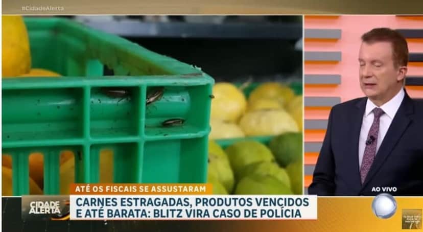 Presença de baratas e insetos em toda parte do Supermercado (Foto: Reprodução/YouTube) Presença de baratas e insetos em toda parte do Supermercado (Foto: Reprodução/YouTube)