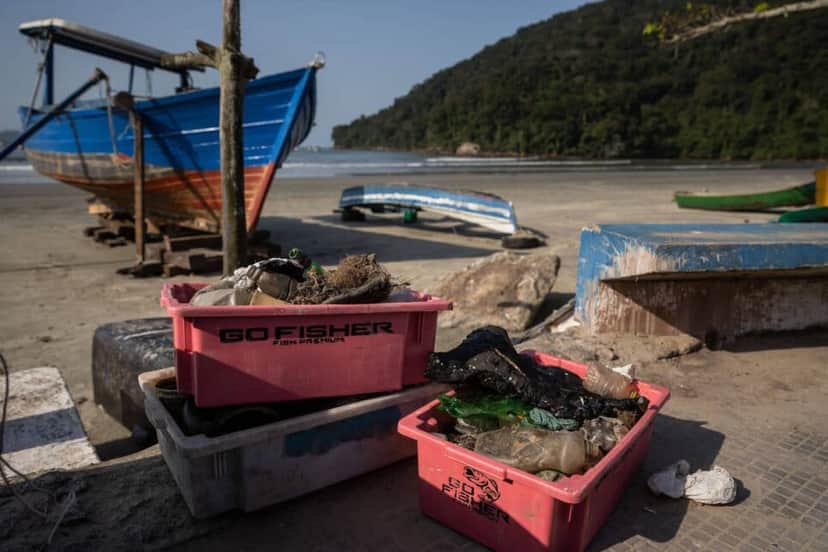 Lixo recolhido do oceano por pescadores (Foto Reprodução/Adriano Vizoni/Folha Press) Lixo recolhido do oceano por pescadores (Foto Reprodução/Adriano Vizoni/Folha Press)