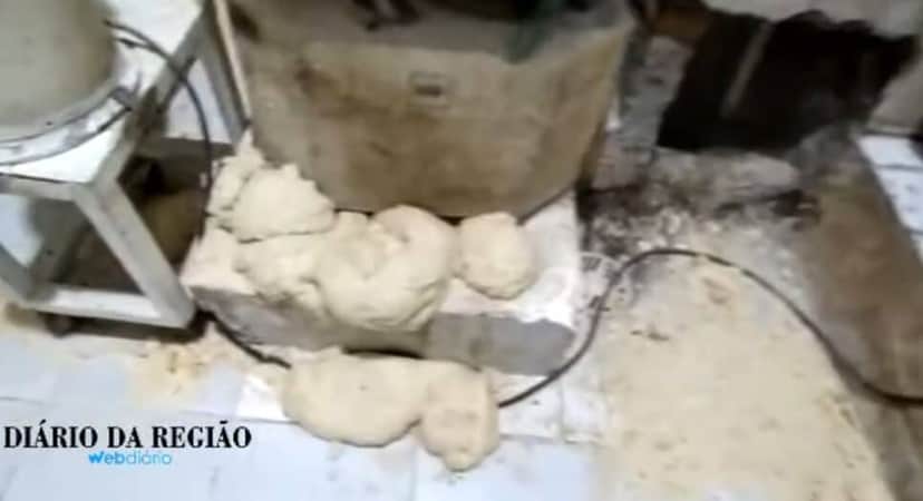 Massas apodrecidas e no chão em meio a infestação de baratas (Foto Reprodução/YouTube) Massas apodrecidas e no chão em meio a infestação de baratas (Foto Reprodução/YouTube)