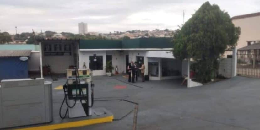 Agentes em posto do Grupo Maga, (Foto: Reprodução / Portal RioPardo)
