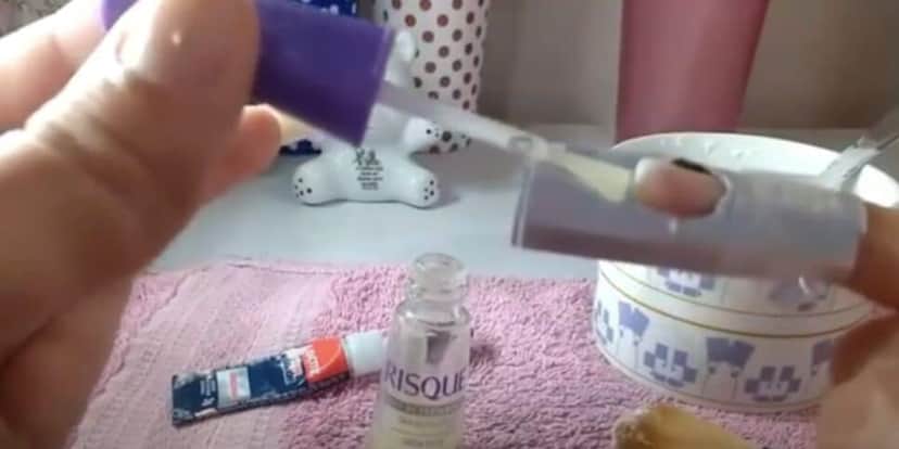 Alongamento em gel caseiro (Foto: Reprodução / YouTube) Alongamento em gel caseiro (Foto: Reprodução / YouTube)