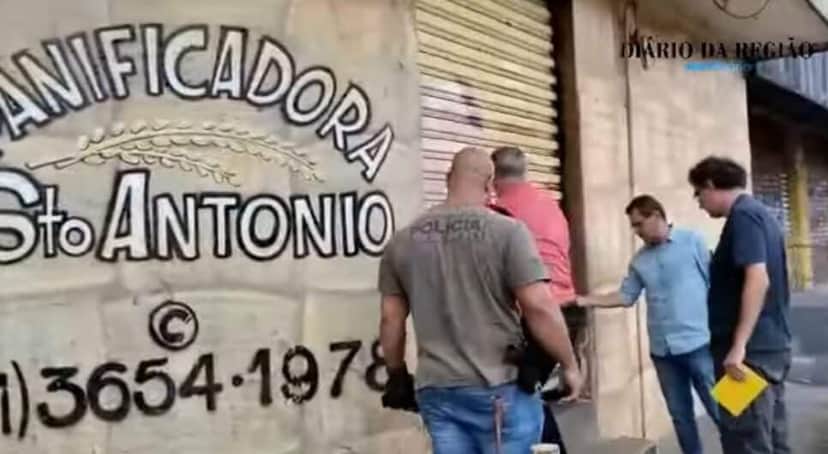 Padaria Santo Antônio, mais conhecida como a Padoca, com agentes da Vigilância Sanitária e da Polícia (Foto Reprodução/YouTube) Padaria Santo Antônio, mais conhecida como a Padoca, com agentes da Vigilância Sanitária e da Polícia (Foto Reprodução/YouTube)