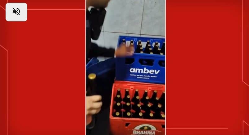 Cerca de 220 litros de cerveja foram apreendidos após identificarem a falsificação (Foto Reprodução/G1) Cerca de 220 litros de cerveja foram apreendidos após identificarem a falsificação (Foto Reprodução/G1)