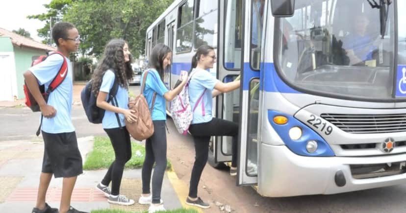 Estudantes em ônibus Estudantes em ônibus