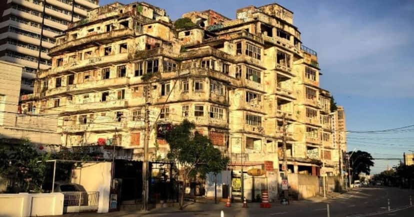 O Edifício São Pedro, aonde abrigava o Fortaleza Praza Hotel já vinha de um processo de deterioração (Foto Reprodução/UOL) O Edifício São Pedro, aonde abrigava o Fortaleza Praza Hotel já vinha de um processo de deterioração (Foto Reprodução/UOL)