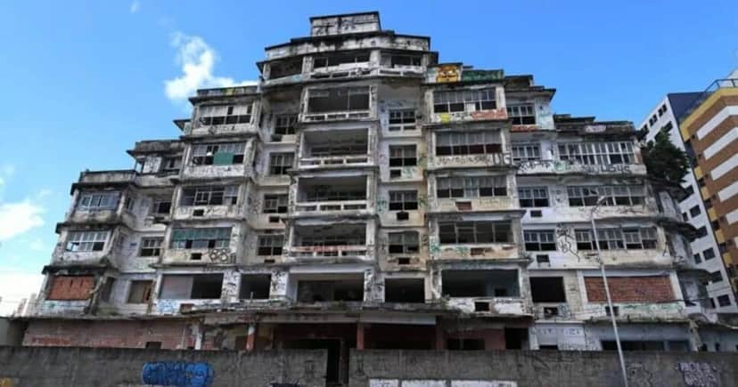 O Edifício São Pedro, aonde abrigava o Fortaleza Praza Hotel já vinha de um processo de deterioração (Foto Reprodução/UOL) O Edifício São Pedro, aonde abrigava o Fortaleza Praza Hotel já vinha de um processo de deterioração (Foto Reprodução/UOL)