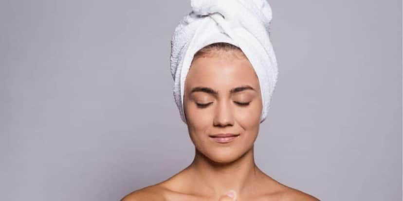 Jovem com toalha na cabeça (Foto: Canva) Jovem com toalha na cabeça (Foto: Canva)