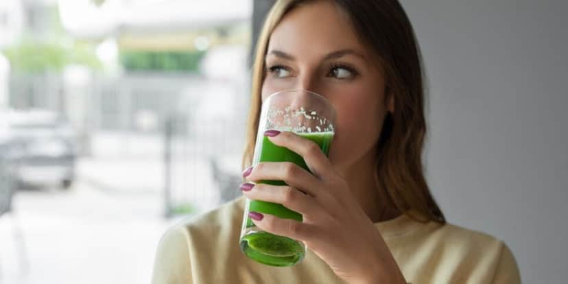 Jovem bebendo suco (Foto: Canva) Jovem bebendo suco (Foto: Canva)