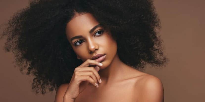 Mulher com o cabelo cacheado (Foto: Canva) Mulher com o cabelo cacheado (Foto: Canva)