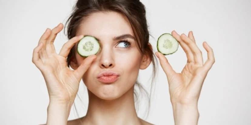 Mulher com pepino nos olhos (Foto: Canva) Mulher com pepino nos olhos (Foto: Canva)