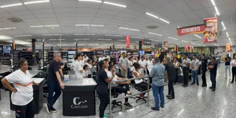 Funcionários da rede Supermercado São Caetano (Foto Reprodução/Internet) Funcionários da rede Supermercado São Caetano (Foto Reprodução/Internet)